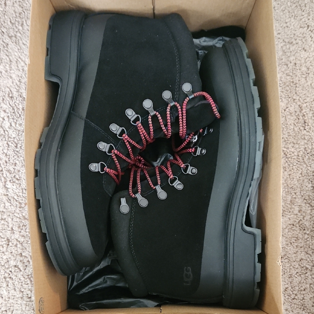 UGG NEVER WORN BILTMORE HIKER Black Boots with Red Laces